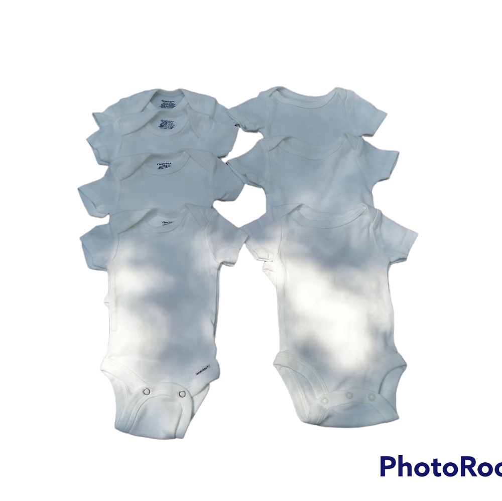 7 piece %100 cotton Gerber & Kolababy Newborn white bodysuit/onesies